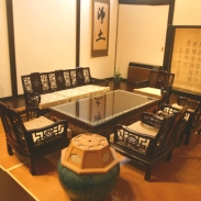 Комната отдыха буддийских монахов (один только стол стоит около 250 тыс. долларов США)
